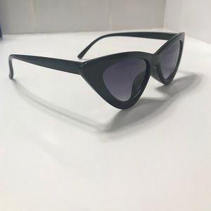 Small black cateye sunnies